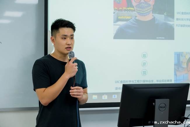 人站在电视前中度可信度描述已自动生成