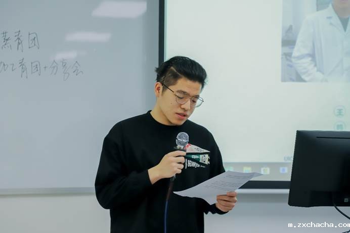 男人手上拿着纸中度可信度描述已自动生成