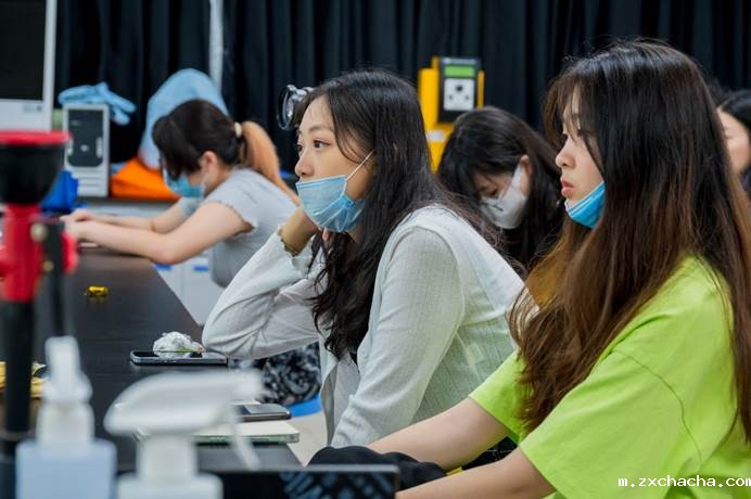 图片包含 人, 女人, 年轻, 站描述已自动生成